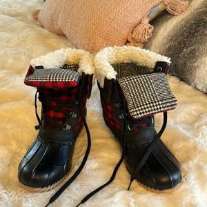 Maurices Womens Jenna Duck Boots Red Plaid Faux Fur Lining Lace Up Round Toe